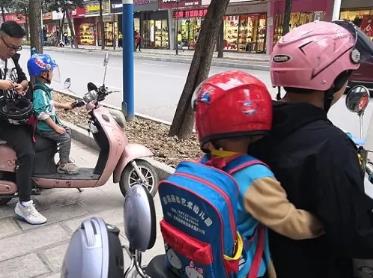 ddc.jpg 骑电动车接送孩子上学都是家庭条件不好的吗？ 网络资讯
